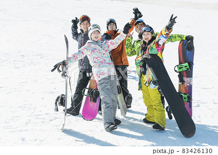 スキー場で遊ぶ大学生達 83426130