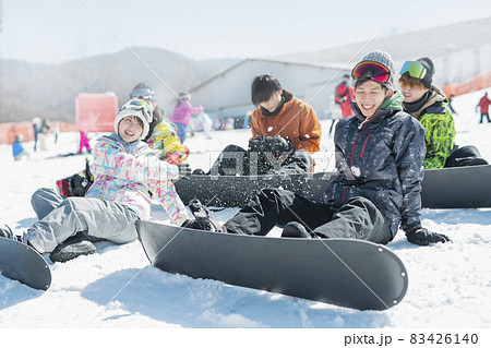 スキー場で遊ぶ大学生達 83426140
