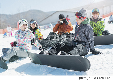 スキー場で遊ぶ大学生達 スキー場で遊ぶ大学生達 83426142