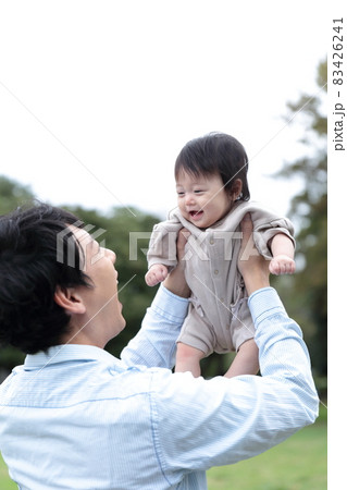 0歳の赤ちゃんを抱っこするパパの写真素材