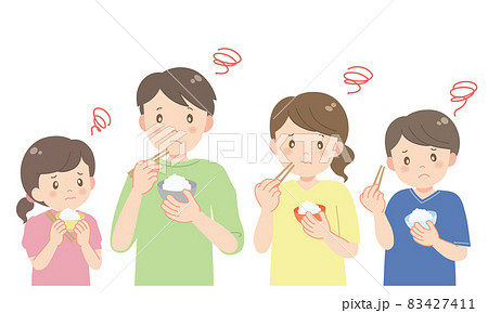 ご飯を食べながら不満げな表情の四人家族 ご飯を食べながら不満げな表情の四人家族 83427411