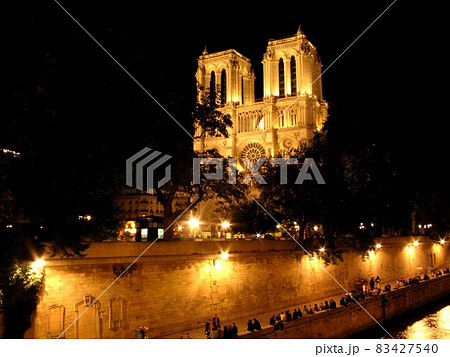 パリのノートダム大聖堂の夜景 パリのノートダム大聖堂の夜景 83427540