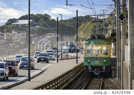 鎌倉高校前駅に停車中の江ノ電300形【晩秋】 83428396