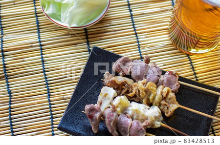 焼き鳥串と生ビールにキャベツ 83428513