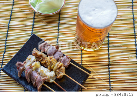 焼き鳥串と生ビールにキャベツ 焼き鳥串と生ビールにキャベツ 83428515