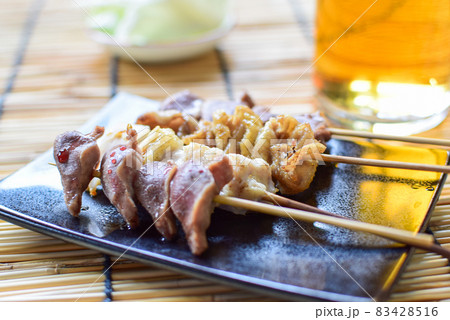 焼き鳥串と生ビールにキャベツ 焼き鳥串と生ビールにキャベツ 83428516