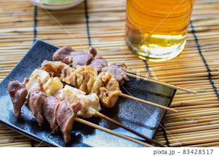焼き鳥串と生ビールにキャベツ 83428517
