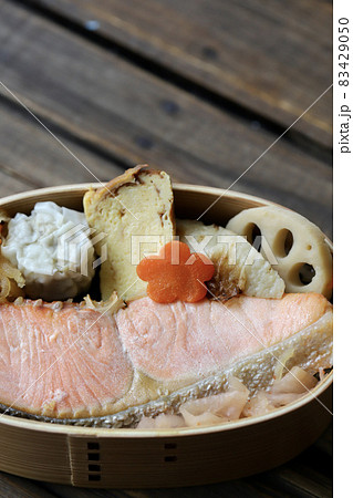 曲げわっぱに入れた焼き鮭のっけ弁当 曲げわっぱに入れた焼き鮭のっけ弁当 83429050