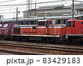 下り貨物列車に連結されて回送されるJR貨物DE10形ディーゼル機関車 83429183