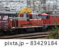 下り貨物列車に連結されて回送されるJR貨物DE10形ディーゼル機関車 83429184