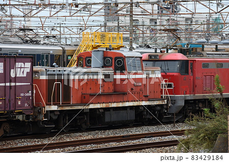 下り貨物列車に連結されて回送されるJR貨物DE10形ディーゼル機関車 下り貨物列車に連結されて回送されるJR貨物DE10形ディーゼル機関車 83429184