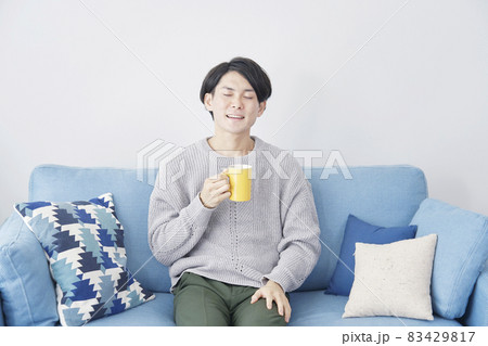 男性 マグカップを持つ 男性 マグカップを持つ 83429817
