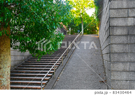 坂道と階段のある風景 83430464