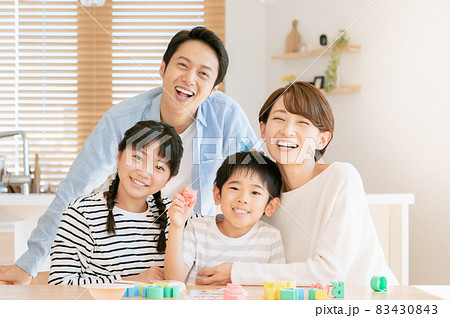 マイホームでくつろぐ若い家族 マイホームでくつろぐ若い家族 83430843