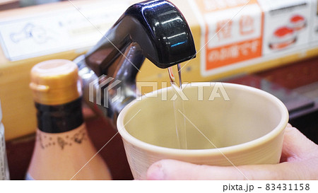 回転寿司＜02＞（給湯レバーで湯呑にお湯を入れる） 83431158