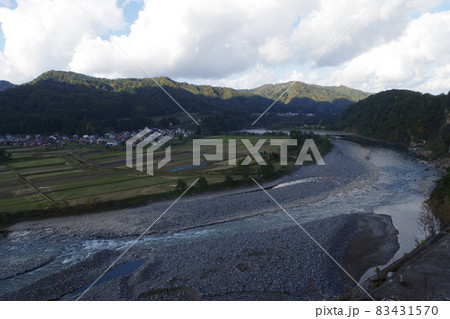 信州リンゴ食べて育った千曲川は越後に嫁入りに 83431570