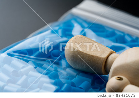 ポリエチレンパイプ枕で寝る人形 83431675