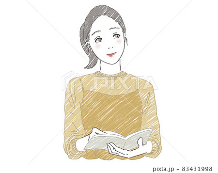 雑誌を読んでいる女性 83431998