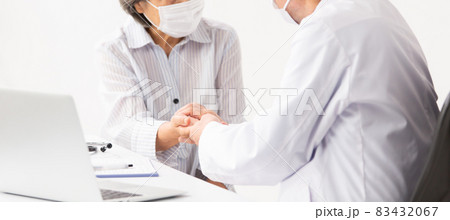 医療イメージ　対面　脈拍　血中酸素　手元 83432067