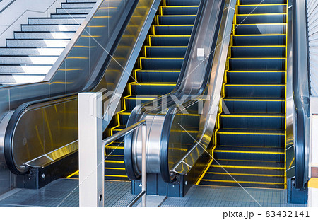 エスカレーターと階段 83432141