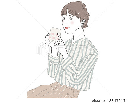 飲み物を飲んでいる女性 83432154