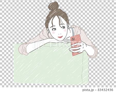 ソファーでスマホをいじっている女性 ソファーでスマホをいじっている女性 83432436