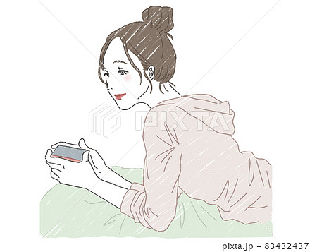寝転がりながらスマホを見る女性 寝転がりながらスマホを見る女性 83432437