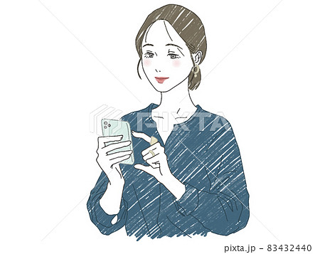 スマホを操作している女性 83432440