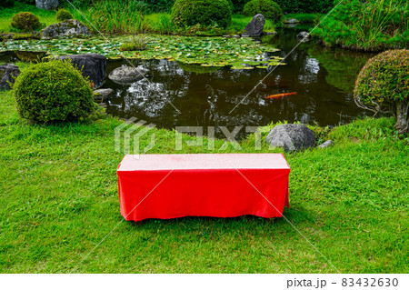 緑の芝生に置かれた赤い床几台　上杉記念館庭園（上杉伯爵邸） 83432630