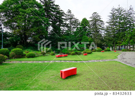 緑の芝生に置かれた赤い床几台 上杉記念館庭園(上杉伯爵邸) 緑の芝生に置かれた赤い床几台 上杉記念館庭園(上杉伯爵邸) 83432633