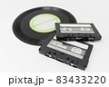 レコード盤とカセットテープ 83433220