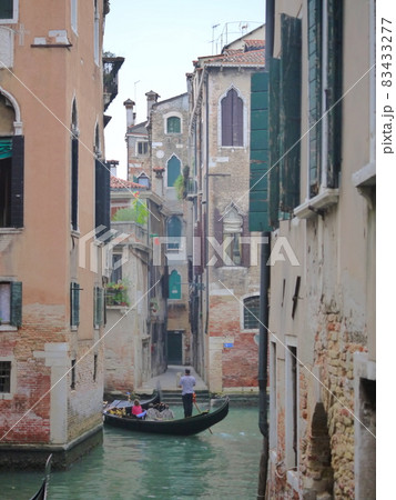 ヴェネチアの街並みとゴンドラ 83433277