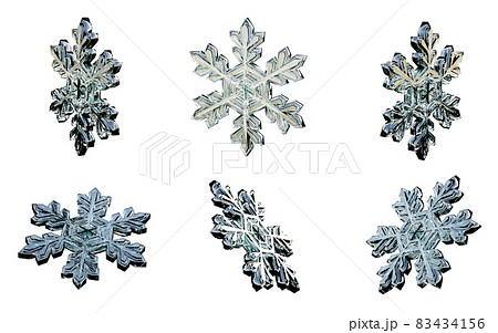 リアルな雪の結晶のグラフィックのセットのイラスト素材