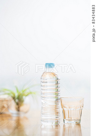 水のペットボトルとグラス 83434883