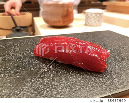 黒いスタイリッシュな寿司ゲタの上に置かれた中トロのお寿司 黒いスタイリッシュな寿司ゲタの上に置かれた中トロのお寿司 83435949