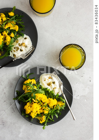 Salad with yellow cauliflower and arugula 83436034