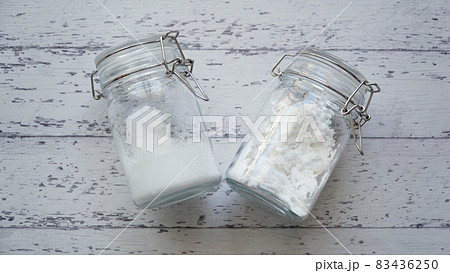 おしゃれな瓶の容器に入った白い粉の調味料が2つ並んでいる写真 おしゃれな瓶の容器に入った白い粉の調味料が2つ並んでいる写真 83436250