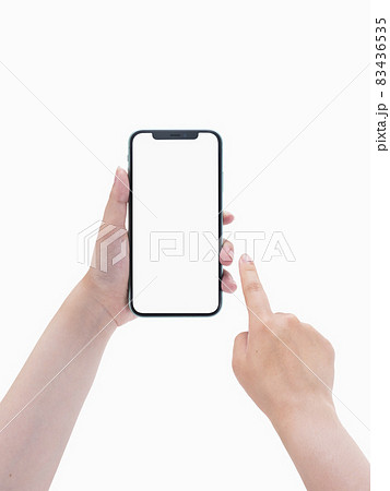 スマホを操作する女性の手元 スマホを操作する女性の手元 83436535