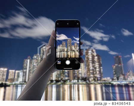 スマホで写真撮影　夜景 83436543