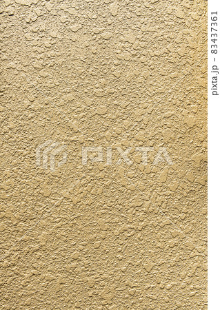 ベージュ色の吹き付け塗装の住宅外壁 83437361