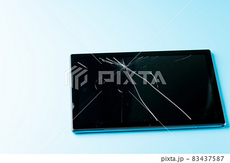 ひび割れたタブレット端末 83437587