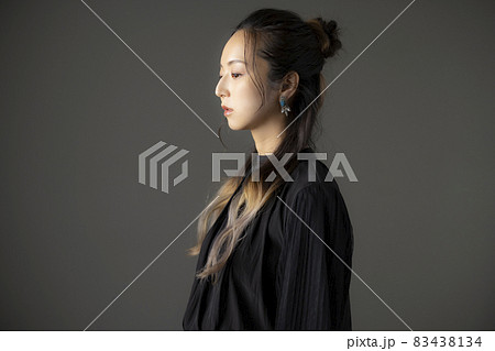 黒いブラウスの女性 黒いブラウスの女性 83438134