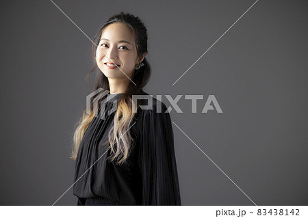 黒いブラウスの女性 83438142