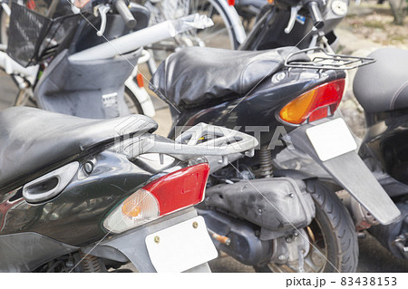 原付バイクが並ぶ駐輪場 原付バイクが並ぶ駐輪場 83438153