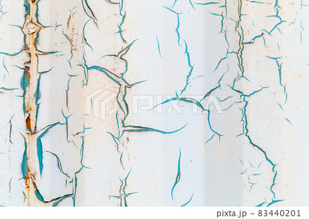 Grunge white wall with cracks of peeling paint Grunge white wall with cracks of peeling paint 83440201