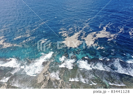 沖縄本島北部に流れ着く火山噴火の軽石 83441128