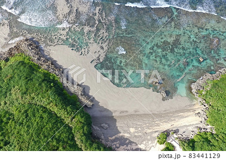 沖縄本島北部に流れ着く火山噴火の軽石 83441129