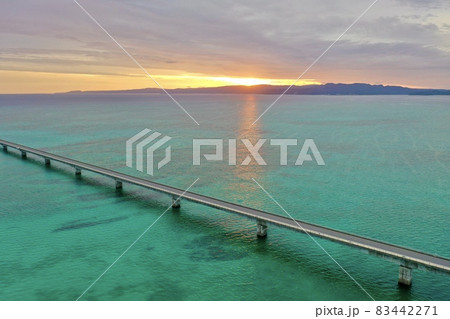 朝日に染まる古宇利島・古宇利大橋(沖縄本島北部) 83442271