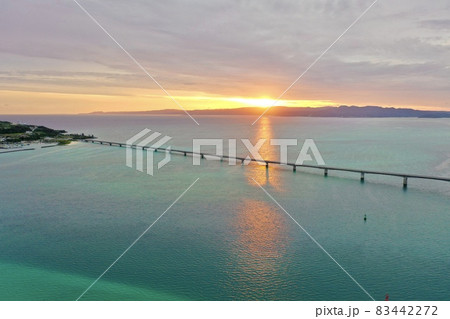 朝日に染まる古宇利島・古宇利大橋(沖縄本島北部) 83442272
