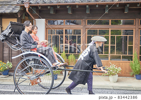 日田市豆田町を人力車で観光する若いカップル 【撮影協力 日田市観光協会】 日田市豆田町を人力車で観光する若いカップル 【撮影協力 日田市観光協会】 83442386